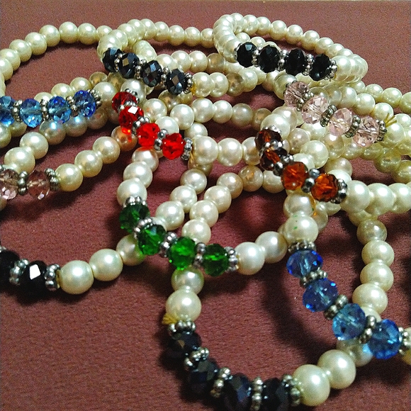 12 Pearl Bracelets with crystals. - Picture 1 of 5